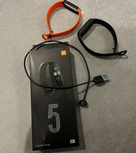 小米手环5NFC版，带一个腕带。 感兴趣的...