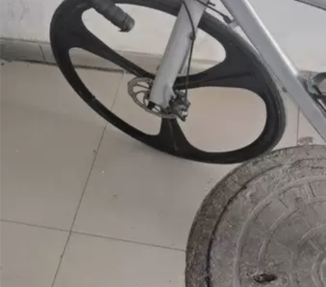 公路车三刀死飞，实心胎，正常骑，谈好价钱就...