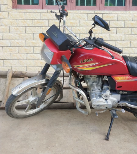 出宗申150大架摩托车，看上的聊，车是黑车...