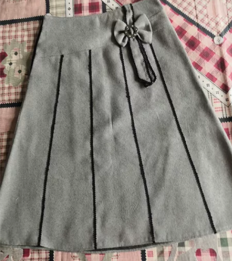 A字裙，及膝，呢料，很清纯朝气。号码小，腰...