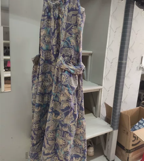 昆明旅游买的民族风吊带裙 非常重工，图案比...