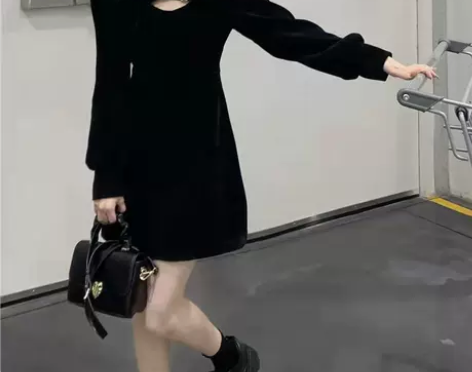 小黑裙赫本风灯芯绒连衣裙女2022春季复
