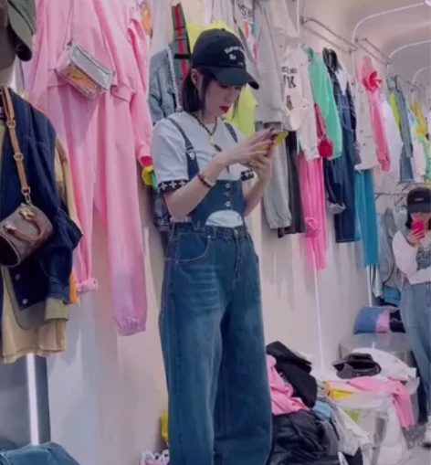 时尚牛仔背带裤可以穿到110斤以内 背带可...