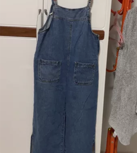 深蓝色背带阔腿牛仔裤，背带可调节，前后都有...