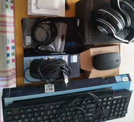 飞利浦键盘、两鼠标、三耳机、网线、鼠标垫、...