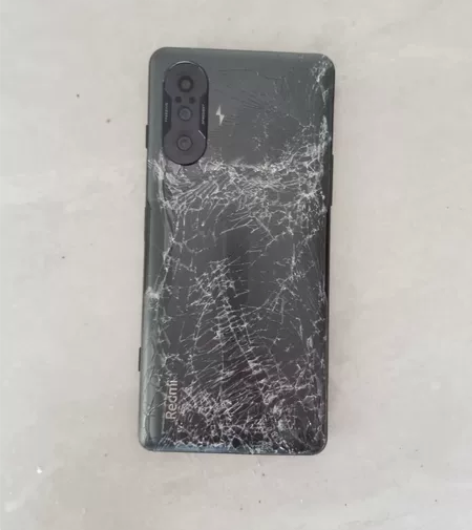 红米k40游戏增强版，不小心摔烂了，出尸体...