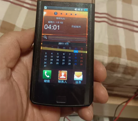 三星w689 开机屏好。成色见图。无电池不...