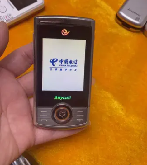 三星F689 功能正常使用，上卡就可以用，...