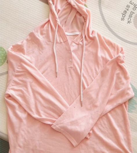 防晒粉色连帽衫，颜色很好看，料子也软软的。...