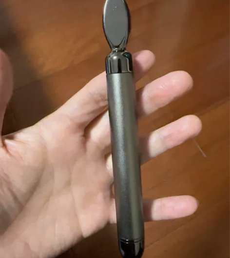 电动眼霜按摩棒貌似是买什么的赠品，配合眼部...