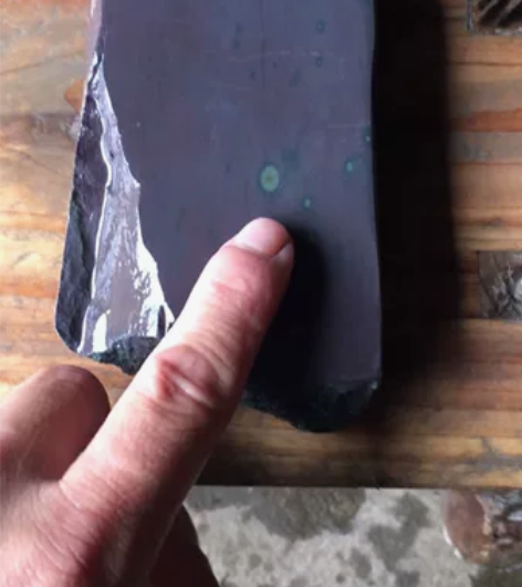 有眼精品端砚老水岩麻子坑，石品有多粒石眼仔...