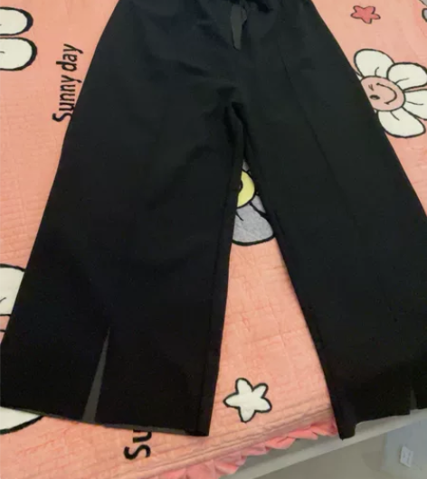 黑色阔腿裤，自带裤线，显瘦，前开角，本人1...