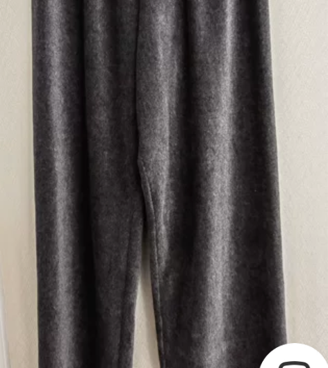 自制女士阔腿裤秒变大长腿，表面有条纹绒感。...