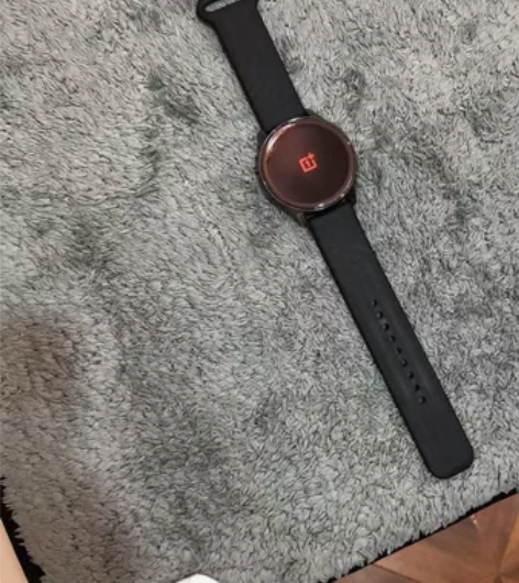 一加watch黑色智能手表 如下图，橙色目...
