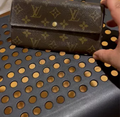 中古款LV的一个长款钱包，正品保证，男女通...