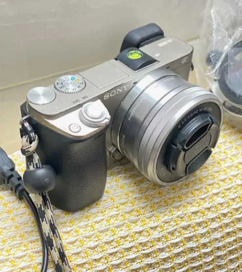 索尼微单A6000 大学时买的,断舍离吧,...