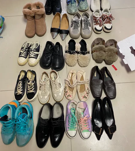 出一批鞋子 除了男款两双外其他都是我的尺码...