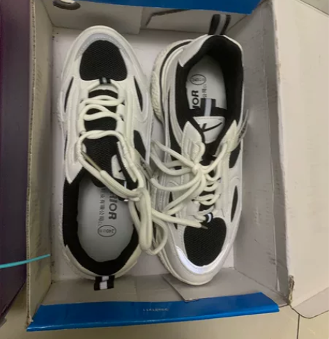 女款运动鞋，9成新。 感兴趣的话点“我想要...