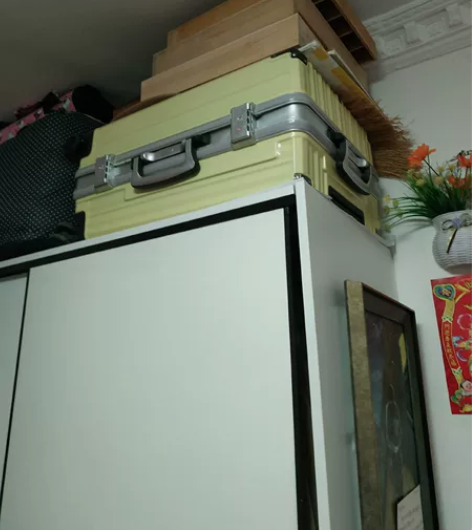 黄色拉杆箱新的自提不讲价 感兴趣的话点“我...