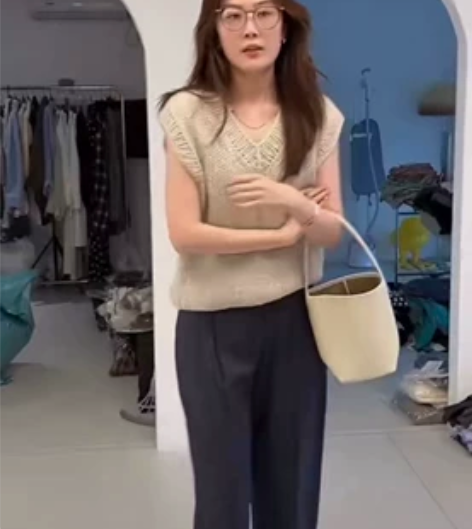 芳伶大哥羊绒背心，穿了一回，可出可不出，不...