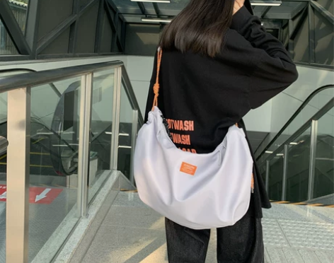 潮牌工装大容量饺子包女斜挎包男健身背包学生...