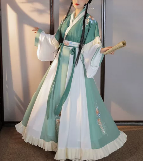 柒邑家汉服 L码，全新仅试 加价格可刀轻微...