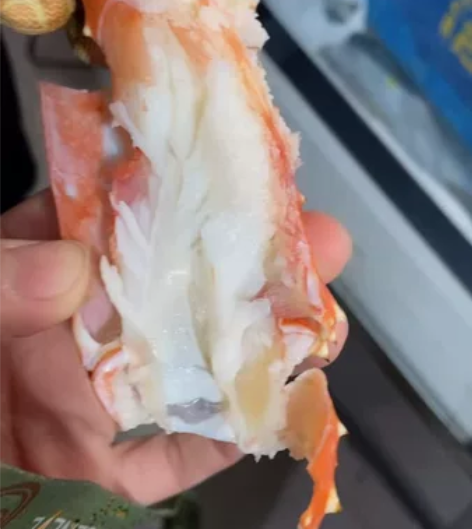 帝王蟹腿肉，饱满度可见，肉质非常鲜美，薄冰...