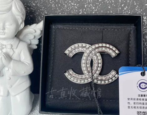 香奈儿 Chanel 银色珍珠钻石双C胸针...