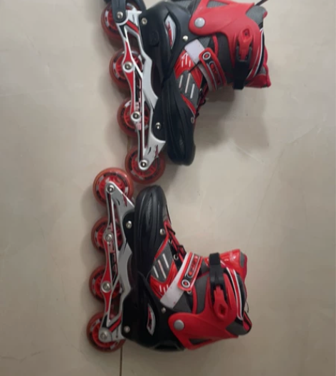 出闲置旱冰鞋一双，几乎全新，穿过一次 感兴...