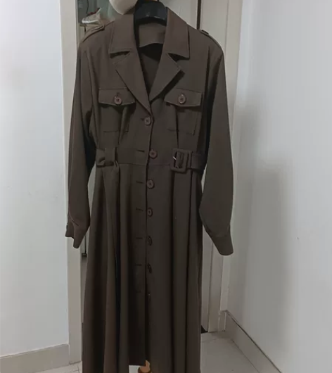 咖啡色军旅风的长款带裙摆风衣，适合高个子美...