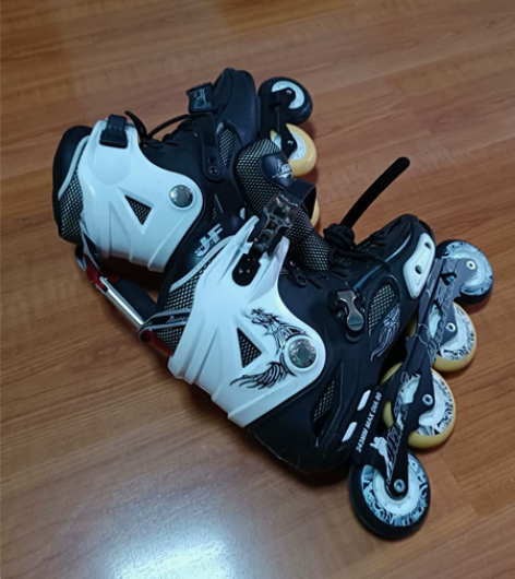 轮滑鞋，41码，给孩子买的，没穿几次，现在...