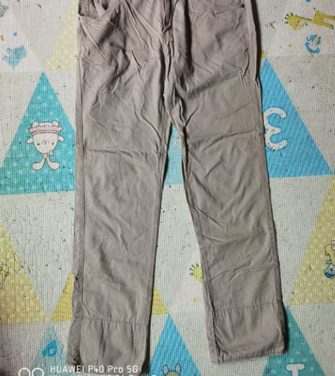 卡其色休闲裤一条,腰围80厘米,有喜欢的朋...