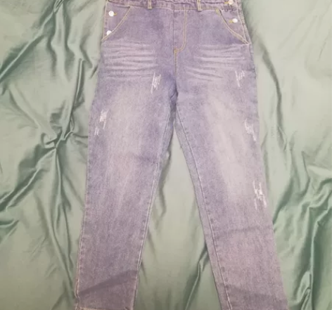 背带牛仔裤，实物颜色是很漂亮的牛仔蓝色，【...