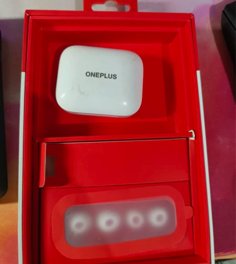 一加耳机专拍 去年入手的，音质仍然很好，听...
