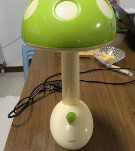 孩视宝护眼灯，两种模式，一种是小蘑菇亮的夜...