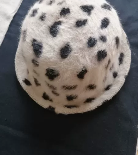 很好看的礼帽，可卷边，可以放下来，大小舒适...