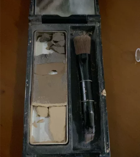 凯朵眉粉，碎的太厉害了，还有点返潮 眉粉确...