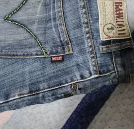 挺修身的一款男士直筒牛仔裤，现在穿着有点瘦...