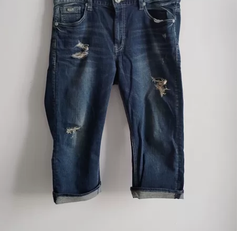 GUESS男士6分牛仔裤 30号物品， 破...