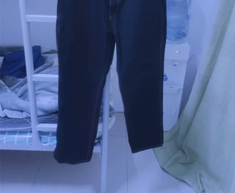 Burberry金线牛仔裤，裤腿暗开叉设计...