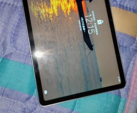 荣耀v6平板，6+128G 外观，后壳有一...