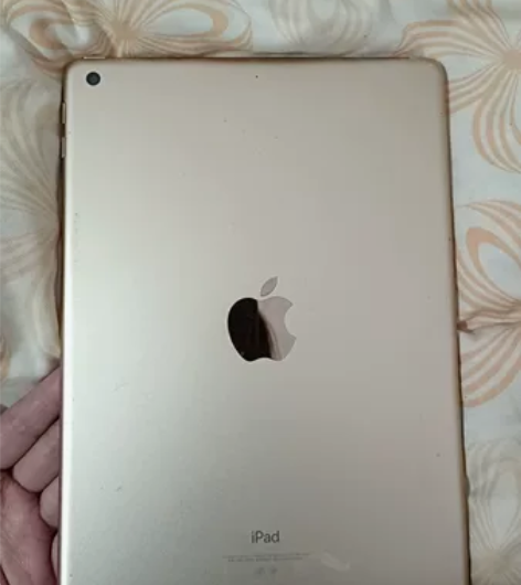 苹果平板iPad第五代,孩子爷爷给闺女买的...