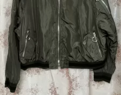 衣服太多了，衣柜挂不下啦，都是品牌的，尺码...