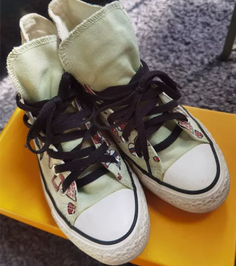 匡威帆布鞋，成色如图，瑕疵已拍 感兴趣的话...