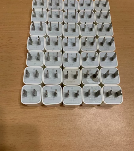 苹果原装方头5w充电头，之前做手机一起收来...