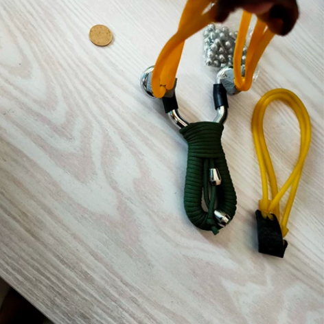 闲置弹弓：弹弓，另加送一副牛筋，一包弹珠。...