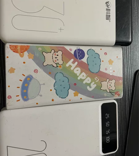 充电宝 三个 一个3万毫安的 另外两个都是...