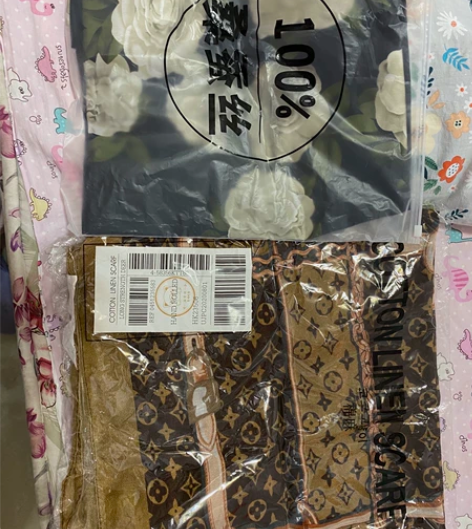 全新围巾，颜色不适合我，两条一起出35售出...