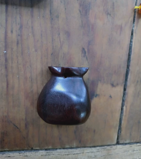 小叶紫檀随型福袋 尺度：4*2.9*3.7...