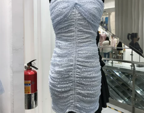 法式性感系带挂脖褶皱紧身抹胸蕾丝露肩包臀短...